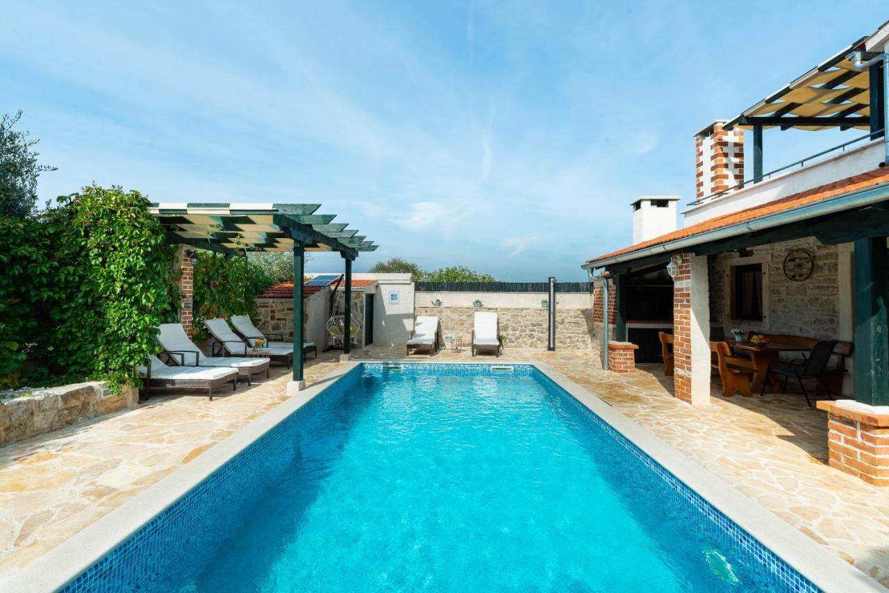 Villa Mia Sukosan Luaran gambar