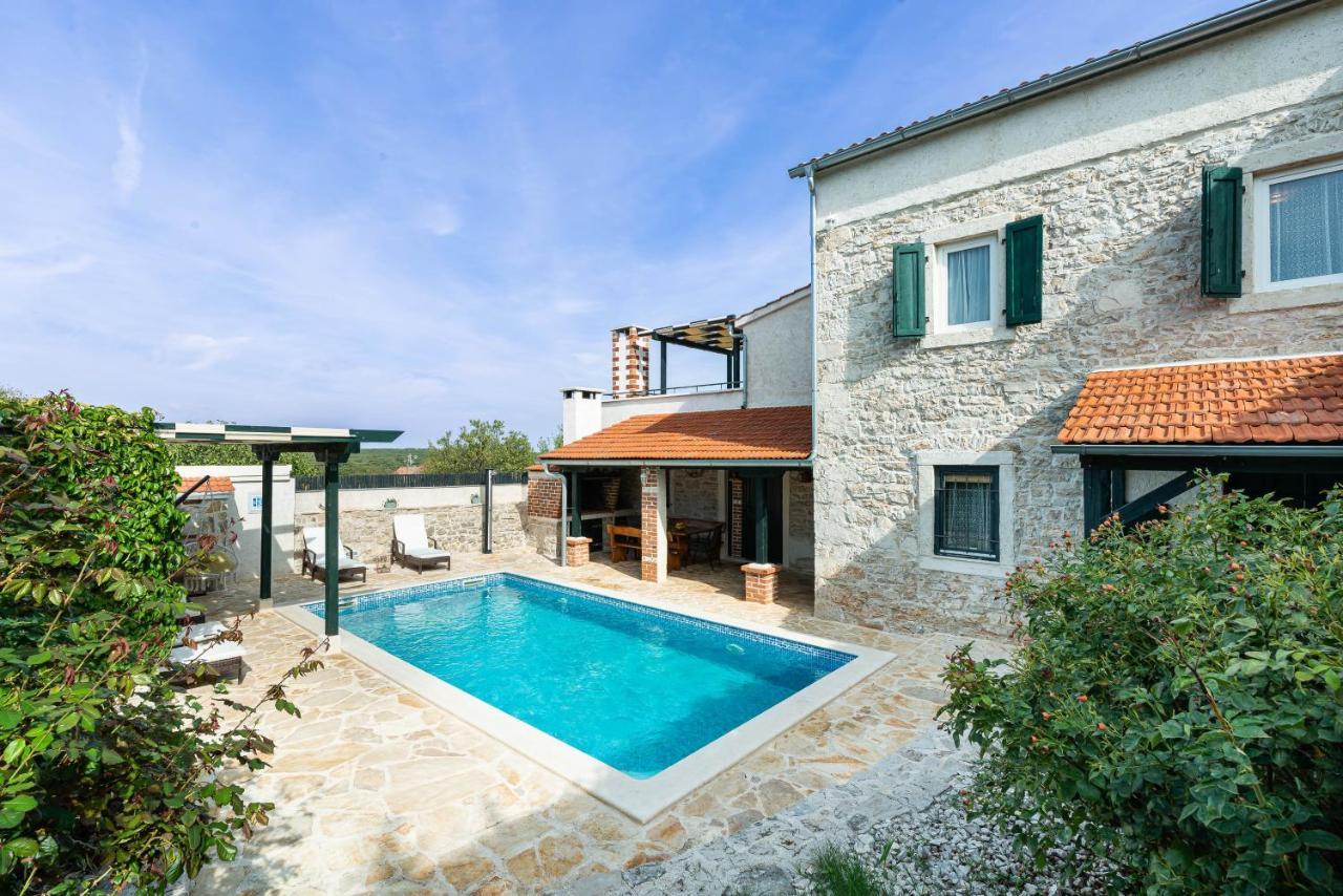 Villa Mia Sukosan Luaran gambar