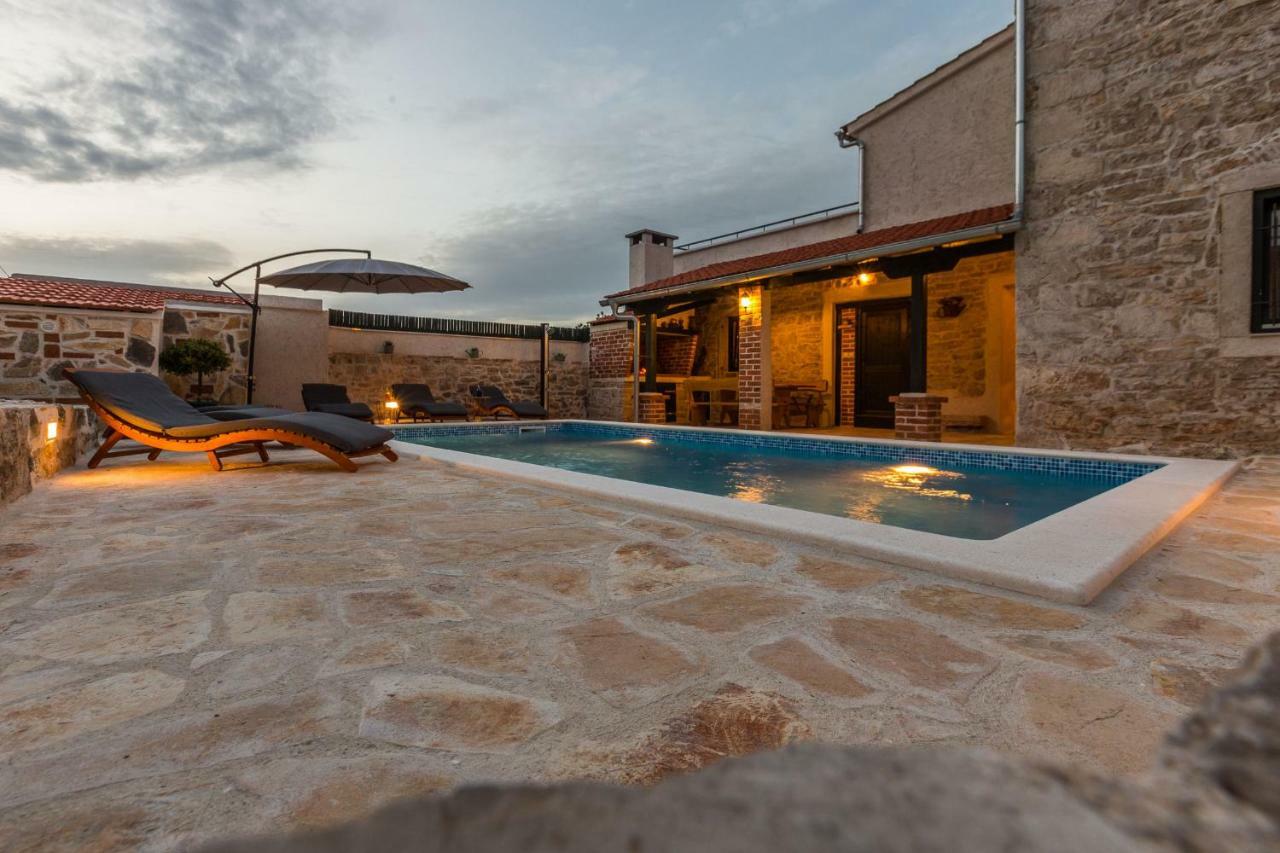 Villa Mia Sukosan Luaran gambar