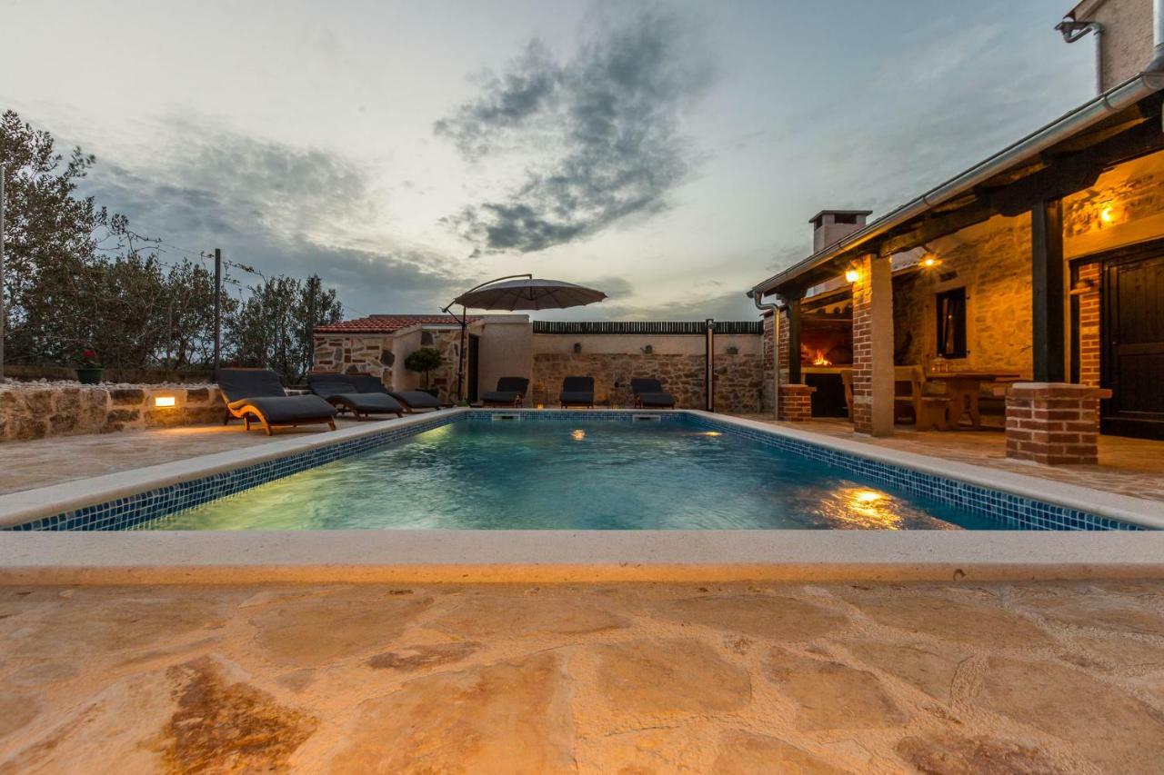Villa Mia Sukosan Luaran gambar